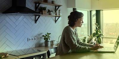 Frau sitzt am Laptop