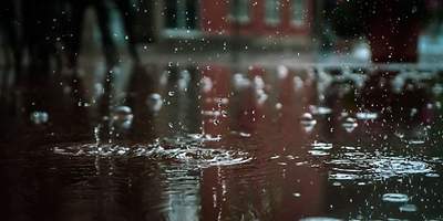 Regentropfen und viel Wasser