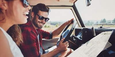 Mann und Frau beim Autofahren