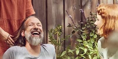 Lachender Mann mit Frau und Kind