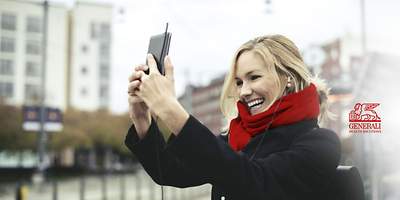 Frau mit rotem Schal und Handy in der Hand