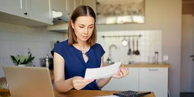 Sitzende Frau am Schreibtisch