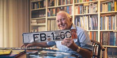 Gunther Holtorf mit einem Autokennzeichen in der Hand