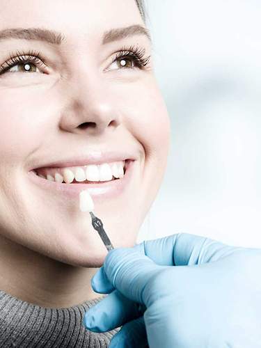 Eine Frau lässt sich beim Zahnarzt den Zahnstein entfernen.