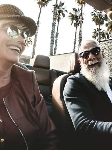 Das Bild zeigt ein älteres Ehepaar, welches mit 63 abschlagsfrei in Rente gehen will.